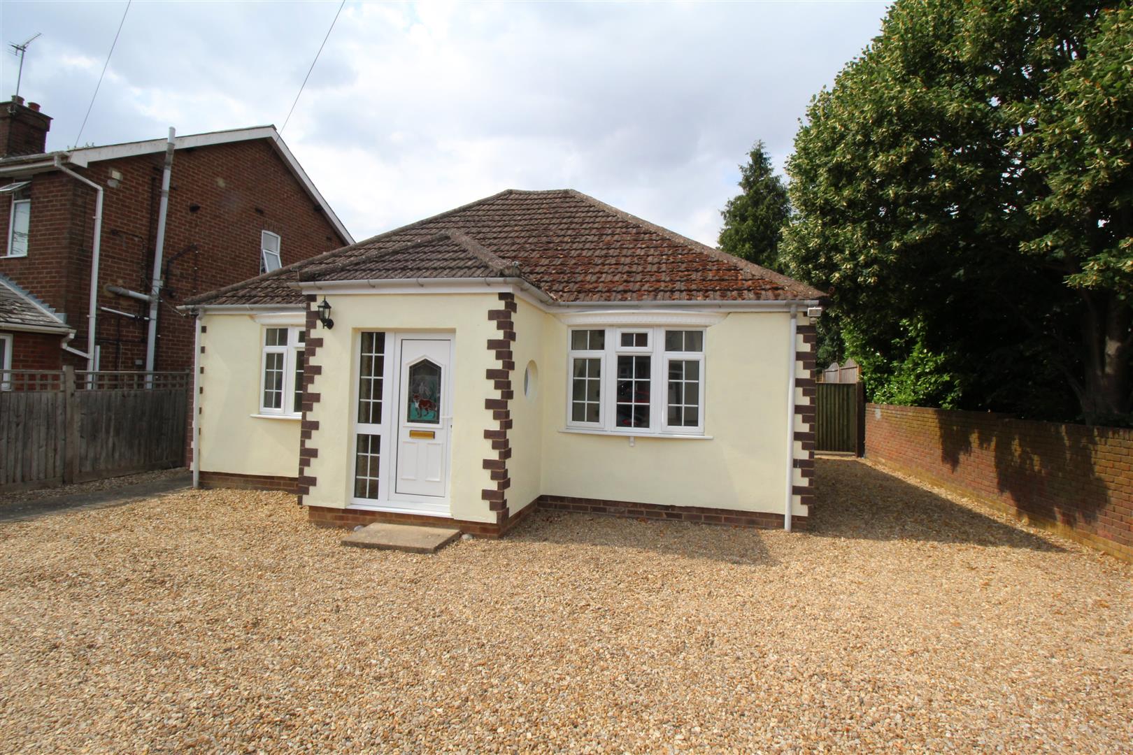 This excellent 4 bedroom detached bungalow comprises: Entrance hall, lounge, kitchen / breakfast room with white goods, utility room, conservatory, master bedroom with an en-suite shower room, the 3 further bedrooms and a family bathroom. There is ample